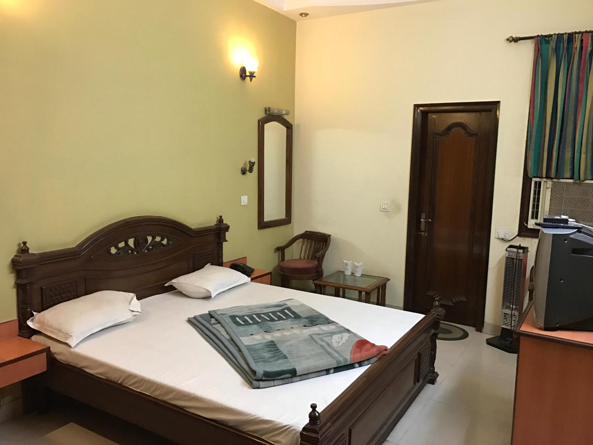 Hotel D R International Ambāla Стая снимка