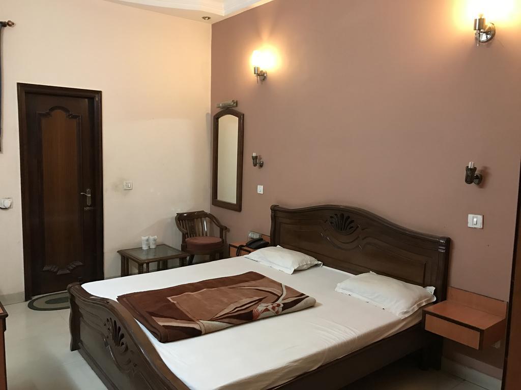 Hotel D R International Ambāla Екстериор снимка
