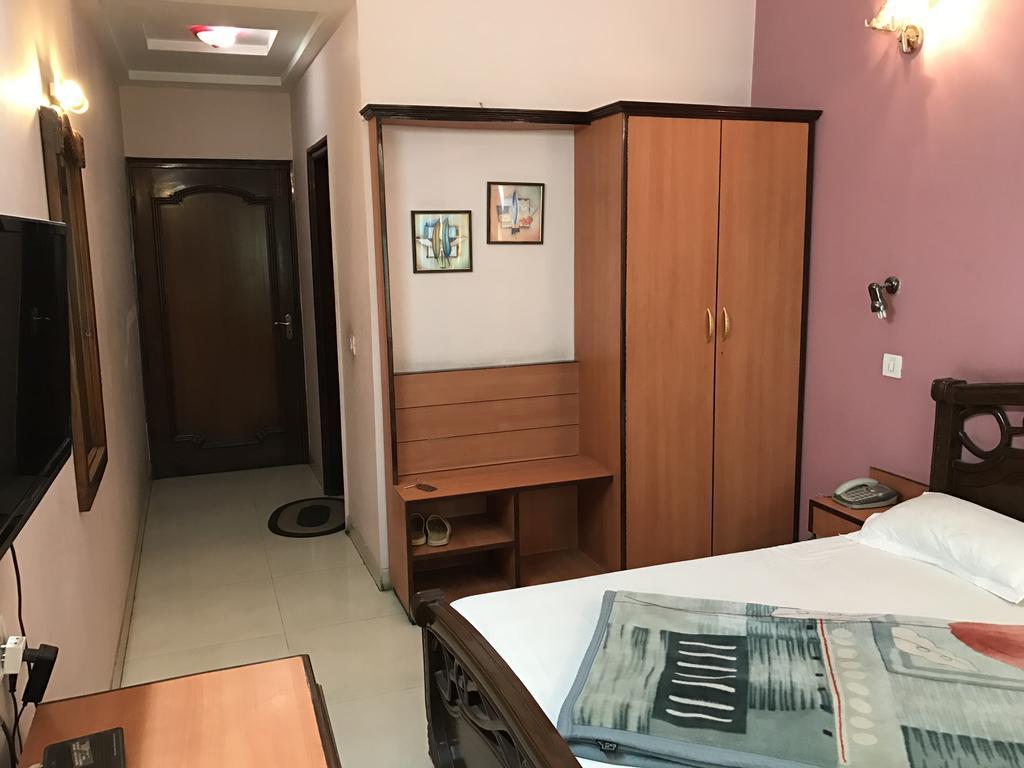 Hotel D R International Ambāla Екстериор снимка