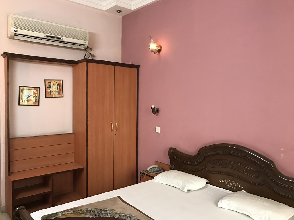 Hotel D R International Ambāla Екстериор снимка