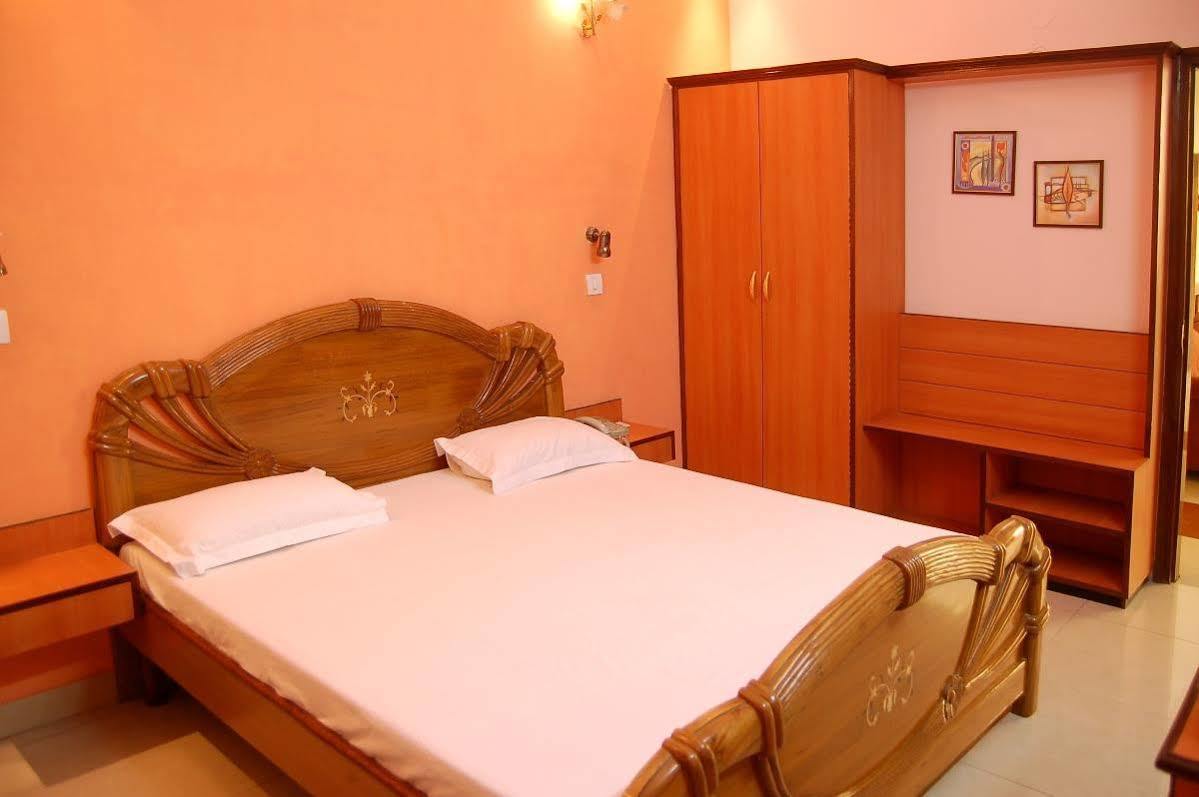 Hotel D R International Ambāla Екстериор снимка